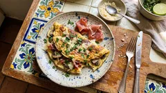 Tortilla de champiñones con jamón serrano: rápida, cremosa y low carb