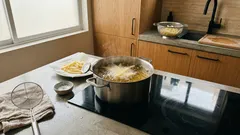 El truco para papas fritas crujientes: espera a que floten y sube el fuego