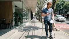 Qué pasa con tu sueldo si te lesionas jugando futbol: guía sobre licencia médica y trabajo